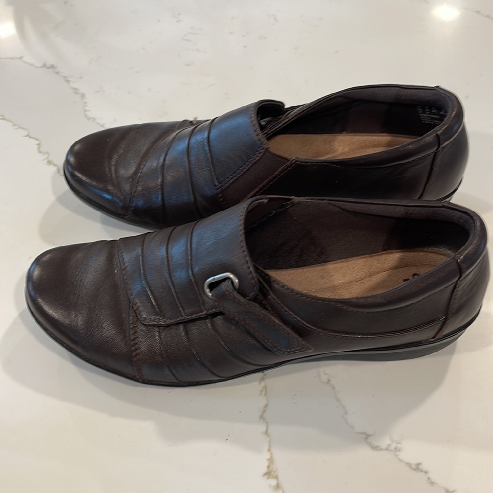Clarks Collection soft cushion brown loafers closed toe - Picture 3 of 4